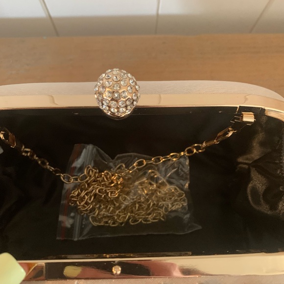 NWOT Tan & Gold Hard Shell Clasp Purse Clutch with Chain Straps - Picture 5 of 6